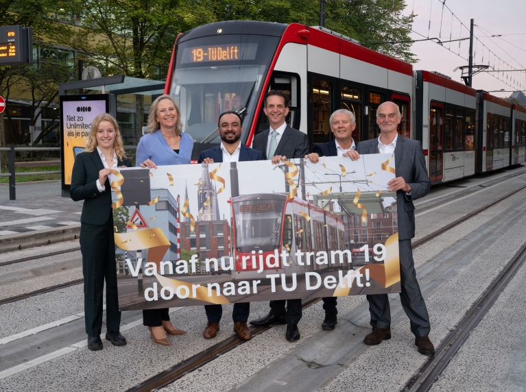 Blije gezichten bij de aankomst van de eerste tram19 op de TU Delft Campus. vlnr Anna Sysling  (voorzitter Studentenraad TU Delft), Thea de Vries (algemeen directeur HTM),  Adeel Mahmood (wethouder Mobiliteit Den Haag en bestuurslid Metropoolregio Rotterdam Den Haag (MRDH)), Frank van Vliet (wethouder gemeente Delft), en Ronald Kuil (voorzitter Ondernemingsraad TU Delft). 