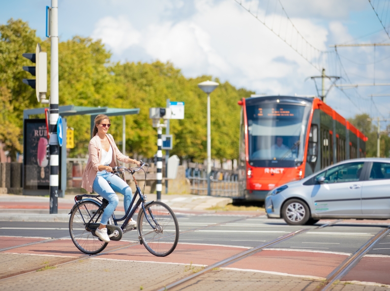 Verkeerssituatie met meerdere modaliteiten: fiets, auto, tram
