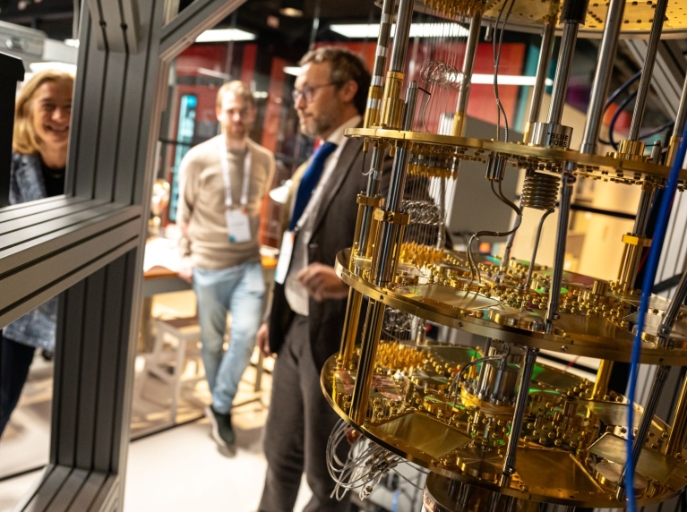 Mensen kijken naar een deel van een quantum computer