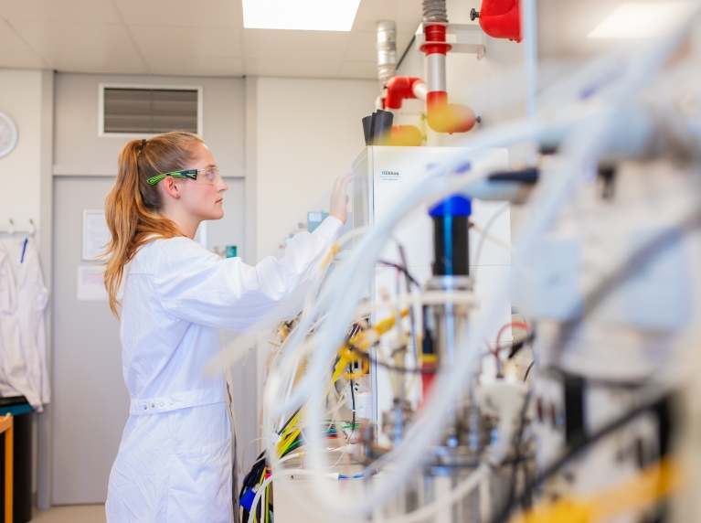vrouw aan het werk in lab van biotech campus Delft 