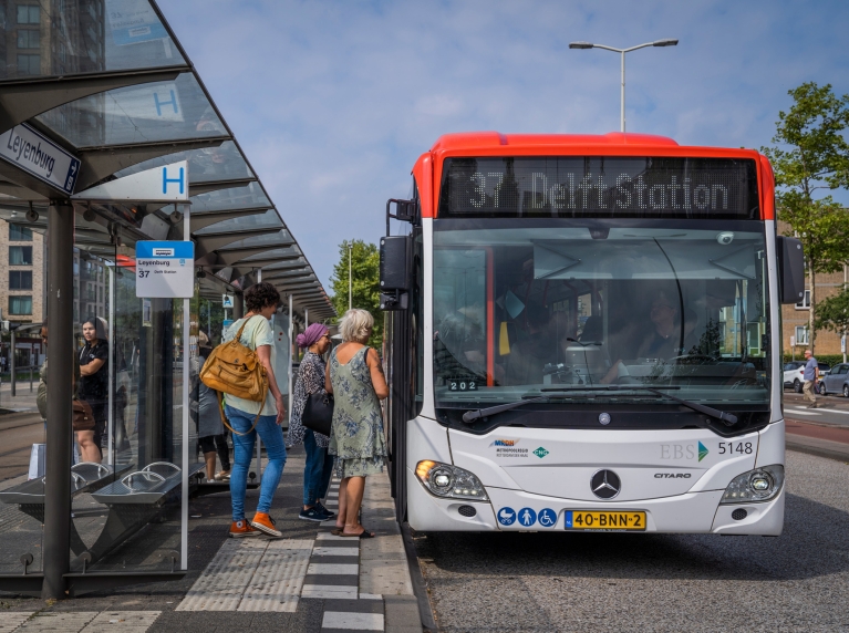 Bus 37 naar Delft Station vanaf halte Leyenburg