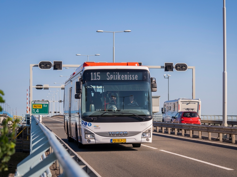 Bus 115 naar Spijkenisse over de Hartelbrug