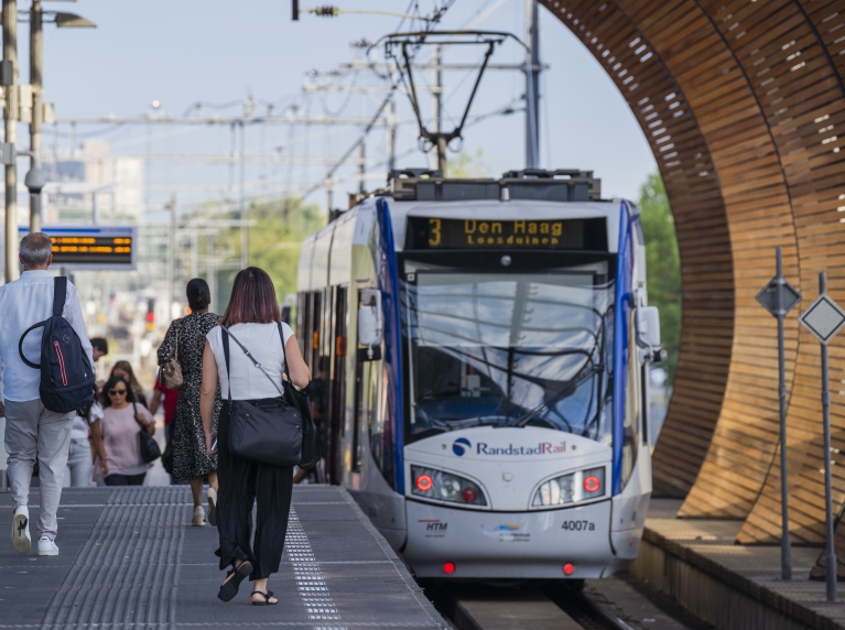 Mensen bij randstadrail