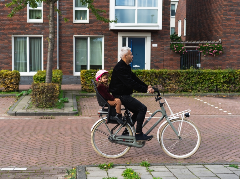 Kind veilig achterop fiets
