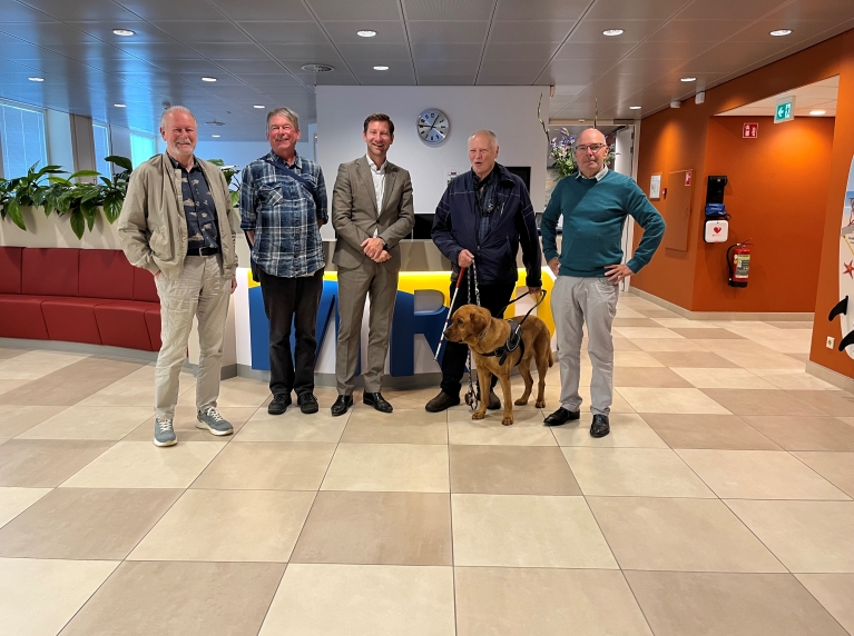 De leden van het metrocov poseren met regiobestuurder Jeffrey Keus.