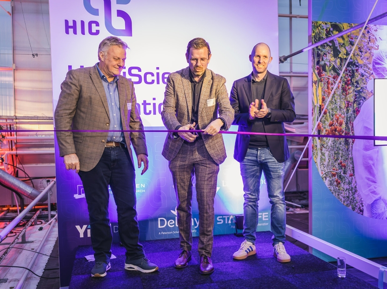 drie mensen knippen lint door bij opening Venture Studio