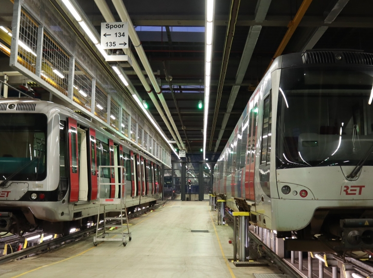 metrowerkplaats Waalhaven in Rotterdam door Fleur Buitink