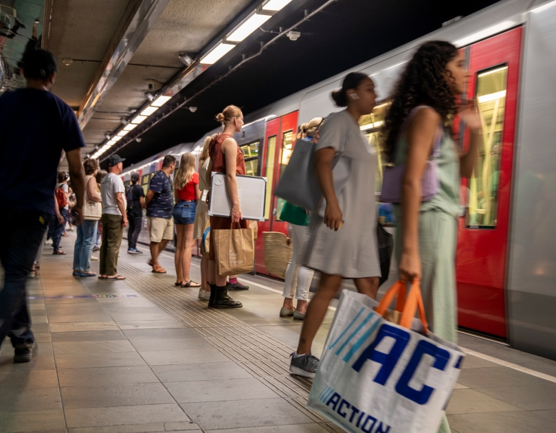 metroreizigers op station Beurs 