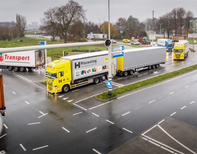 Vrachtwagens krijgen tegelijk groen licht voor de pilot Connected Transport