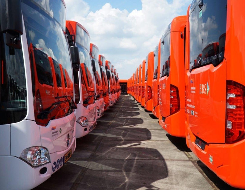 Zero-emissie bussen die opgesteld staan in het wagenpark.