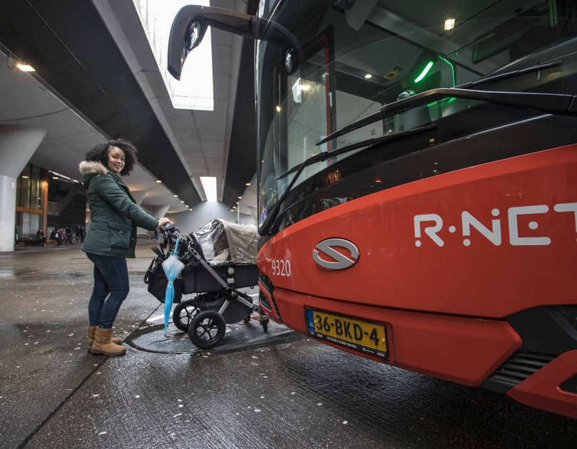 R-net bus met instappende reiziger met kinderwagen